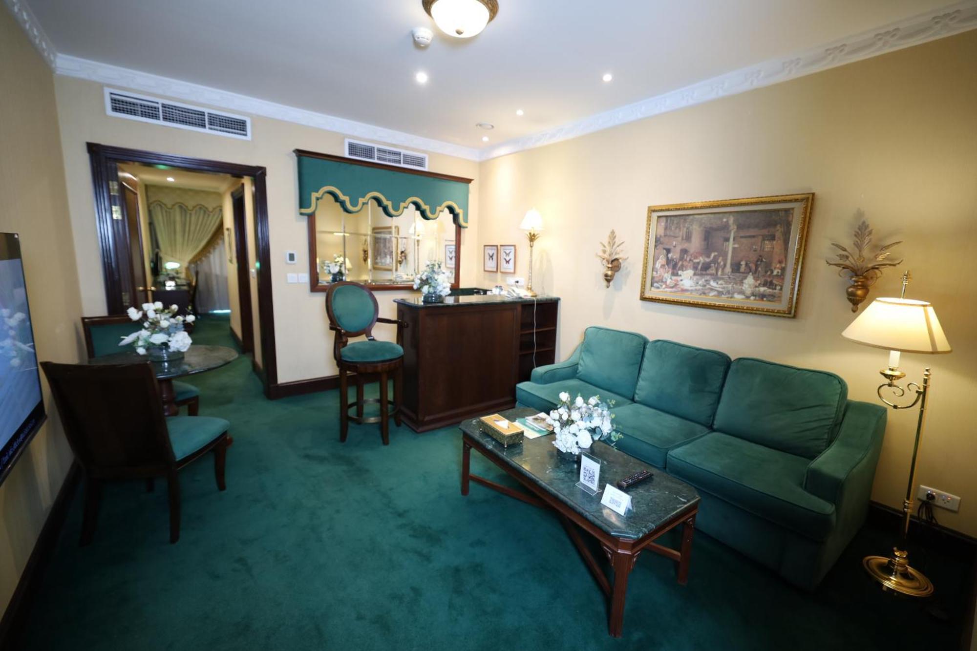 Habitat All Suites, Αλ Κομπάρ Εξωτερικό φωτογραφία Suite at the Grand Hotel