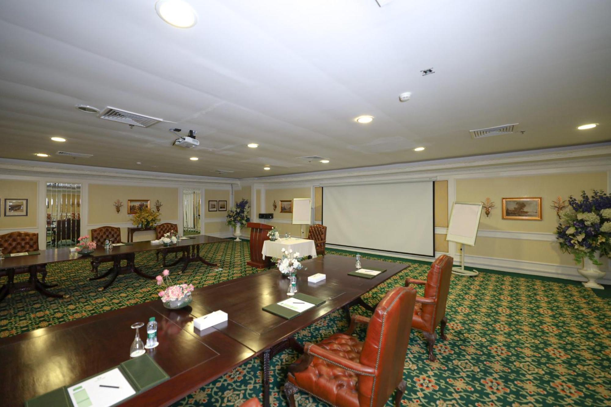 Habitat All Suites, Αλ Κομπάρ Εξωτερικό φωτογραφία The boardroom