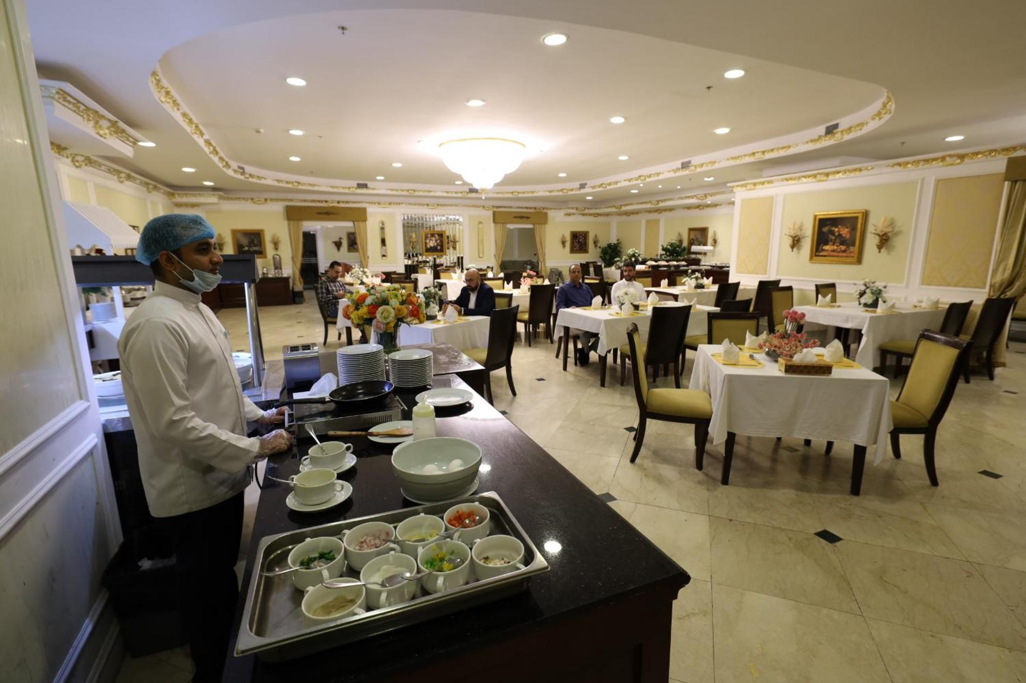 Habitat All Suites, Αλ Κομπάρ Εξωτερικό φωτογραφία A restaurant in a hotel