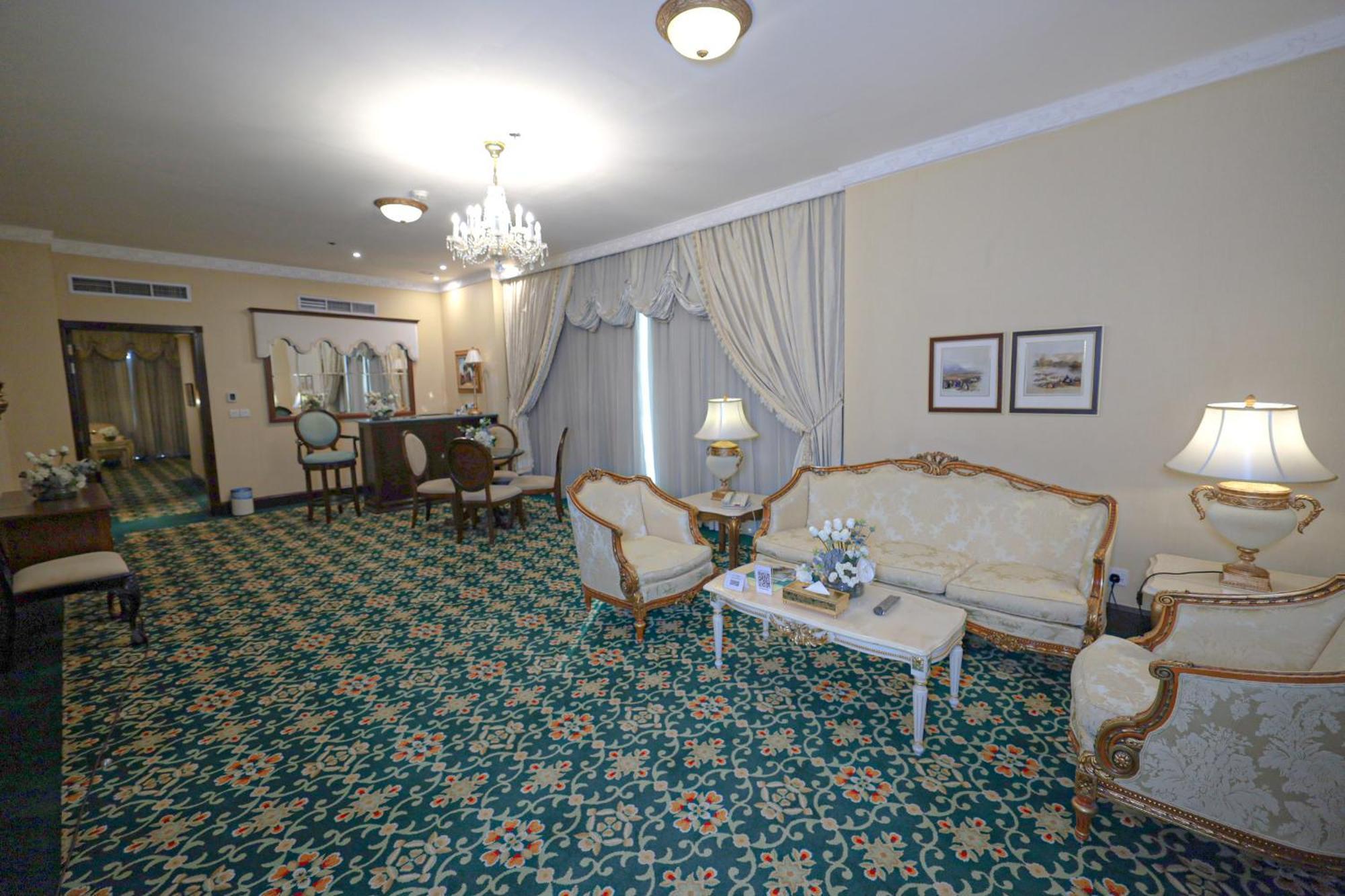 Habitat All Suites, Αλ Κομπάρ Εξωτερικό φωτογραφία A suite at the hotel