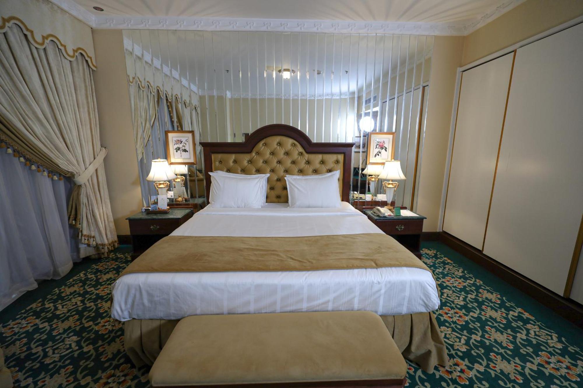 Habitat All Suites, Αλ Κομπάρ Εξωτερικό φωτογραφία A bedroom at the Grand Hotel