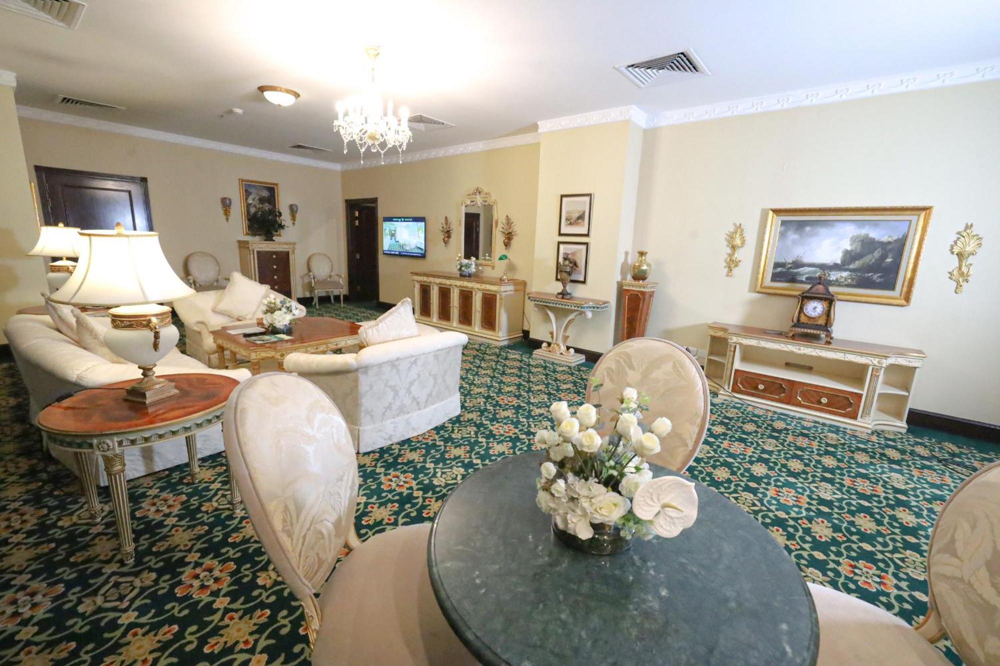 Habitat All Suites, Αλ Κομπάρ Εξωτερικό φωτογραφία The living room of the Vice Presidential Suite