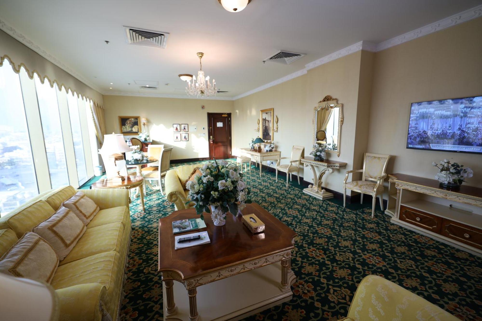 Habitat All Suites, Αλ Κομπάρ Εξωτερικό φωτογραφία The Green Room