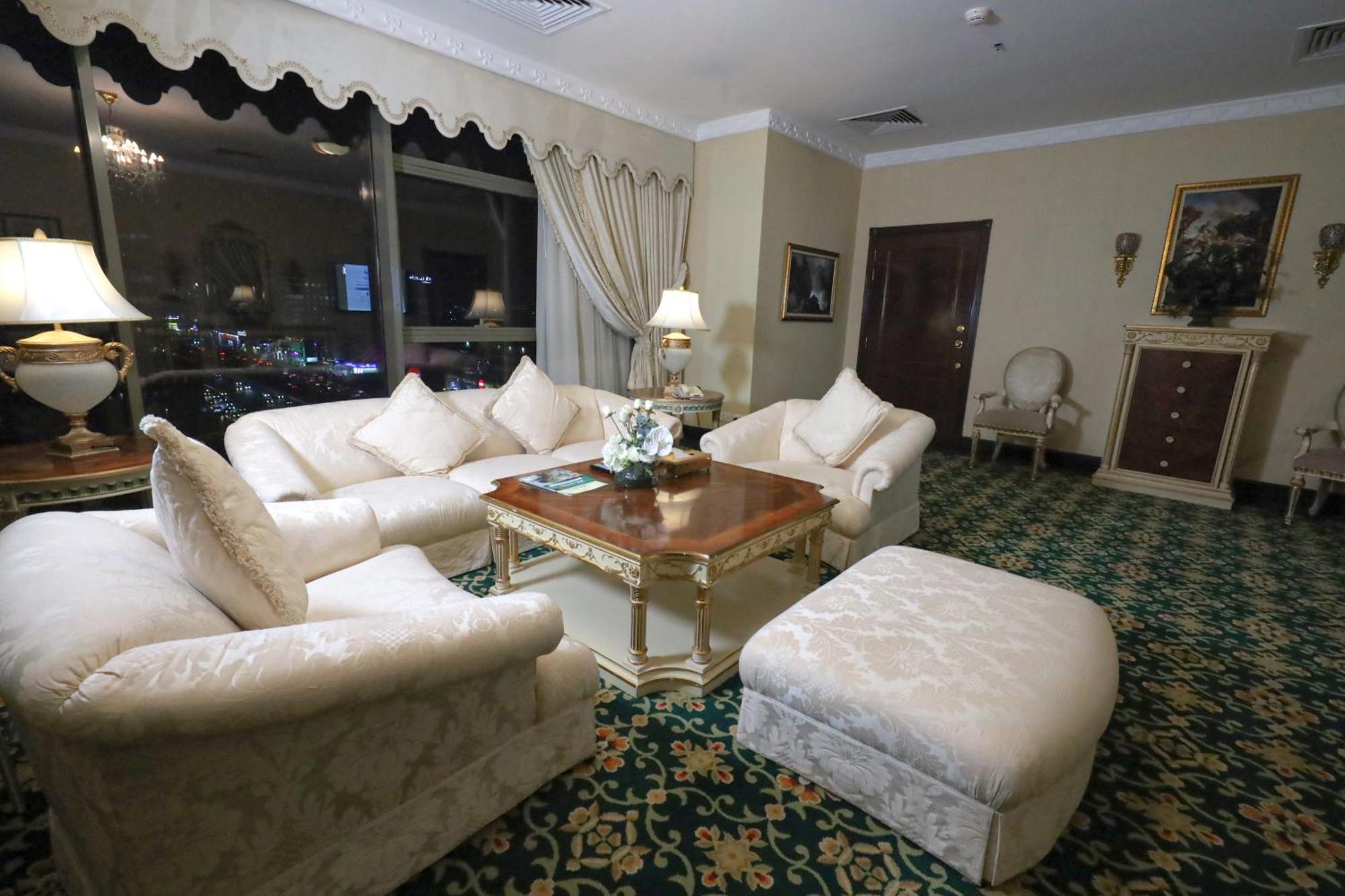 Habitat All Suites, Αλ Κομπάρ Εξωτερικό φωτογραφία A living room in a suite at the Burj Al Arab